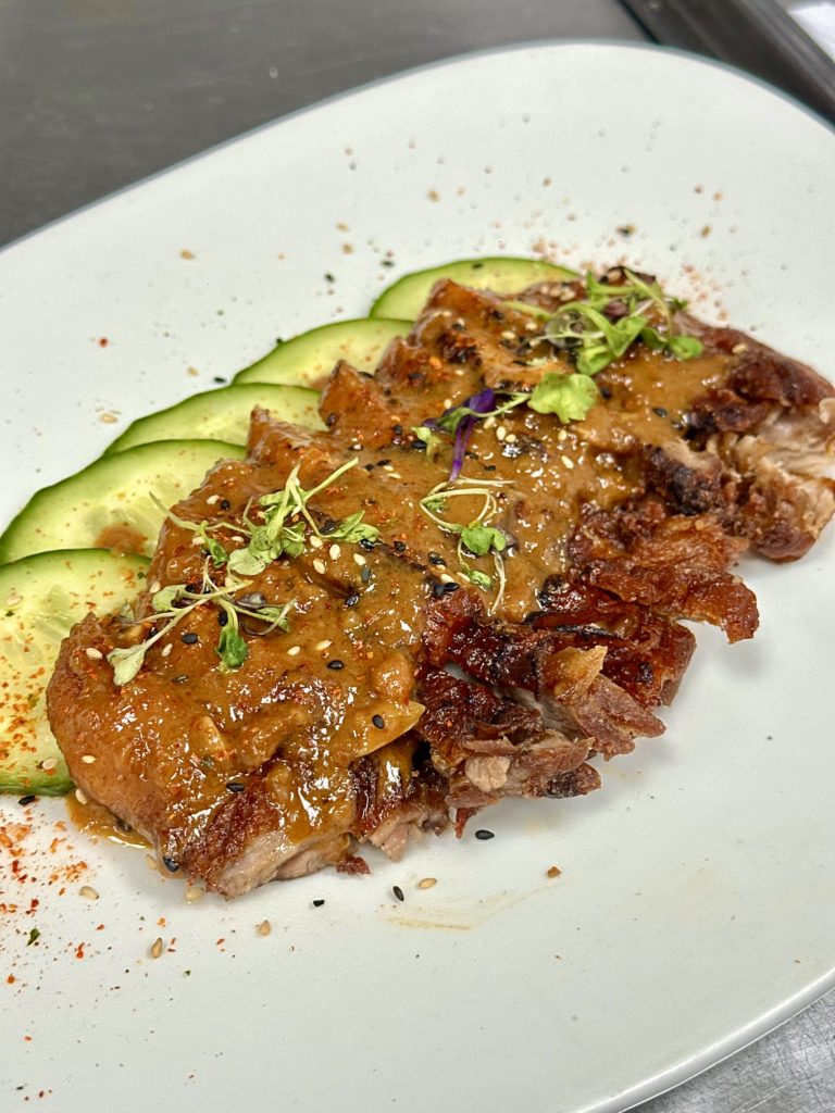 Pato crujiente con salsa de cacahuete satay