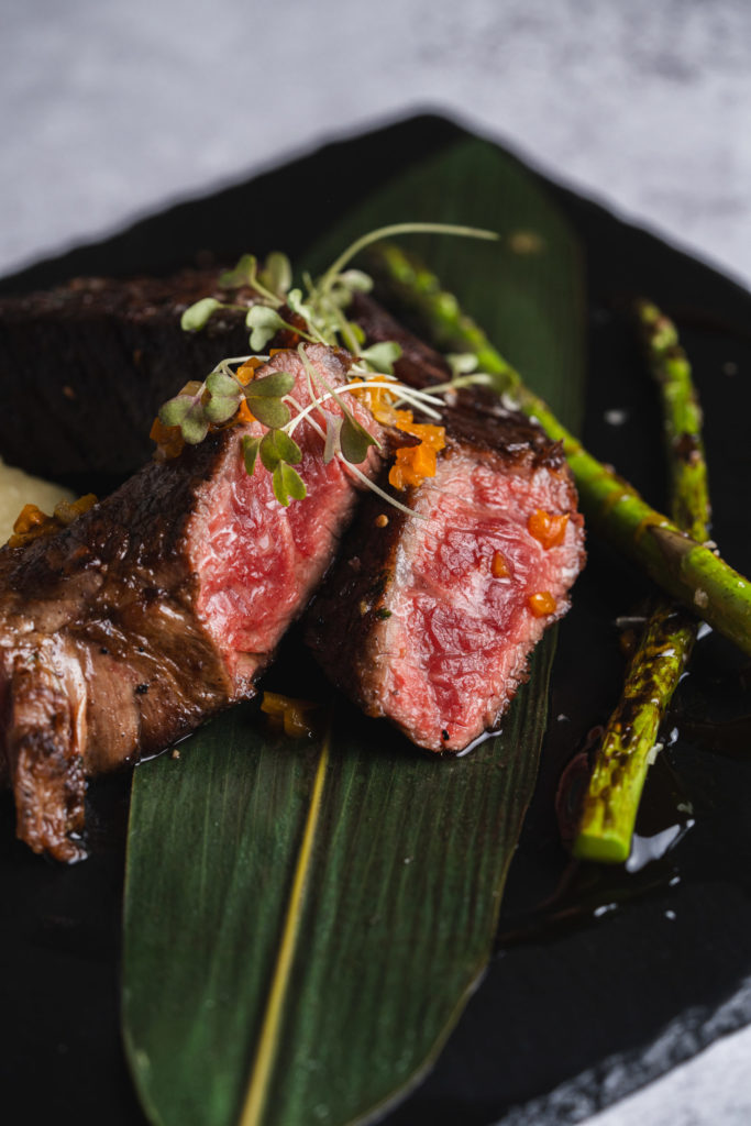 Corte argentino de Wagyu al carbón con salsa yakiniku