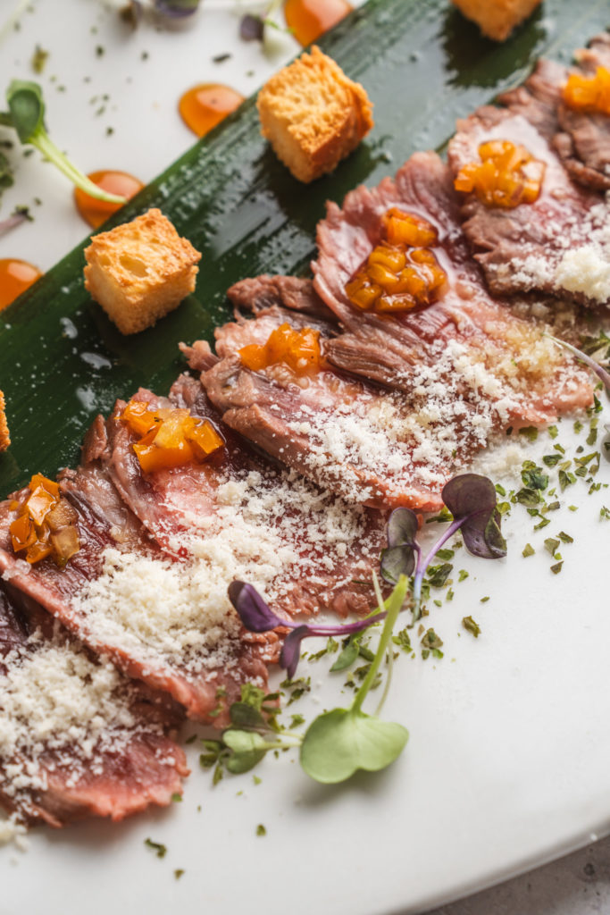 Tataki de Wagyu, parmesano, soja-romero y pan de brioche