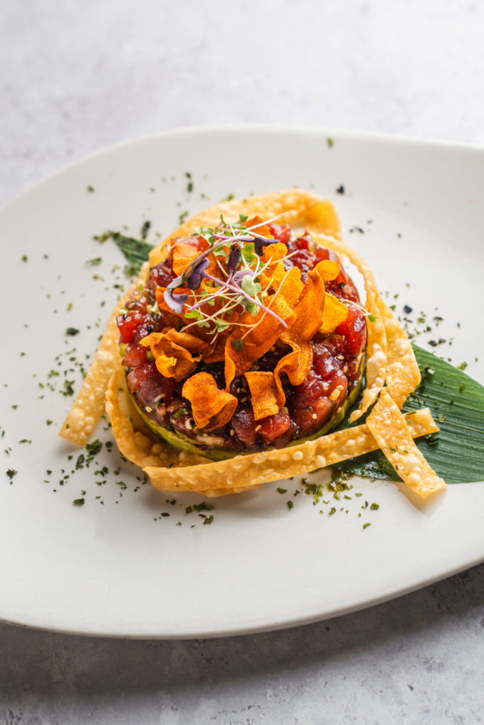 Tartar de atún rojo, crema de aguacate y crujiente de wan tun