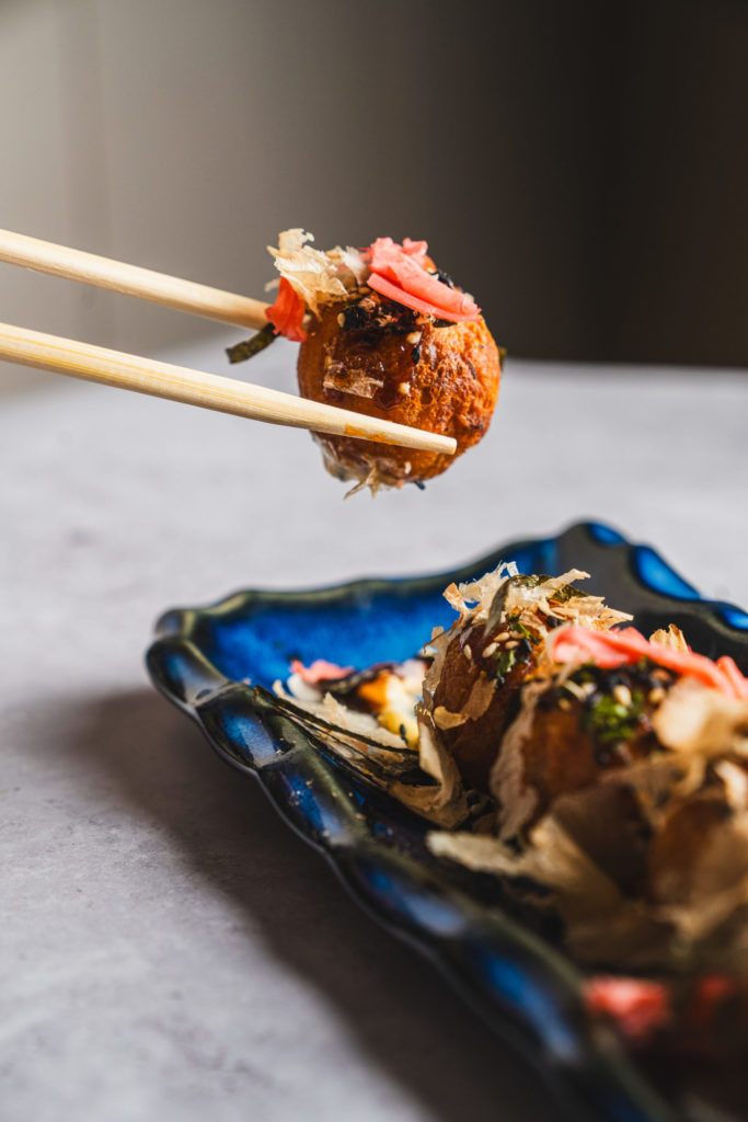 Takoyaki:”bolitas de pulpo fritas como en Osaka y salsas japonesas”
