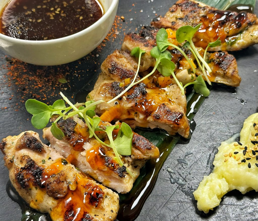 Contra de pollo al carbón estilo teriyaki, ají amarillo y salsa “yakiniku”