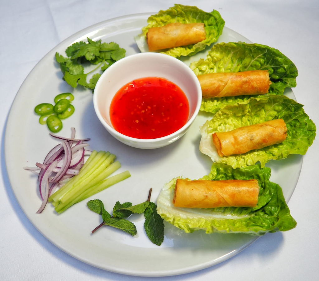 Rollito imperial crujiente estilo nem vietnamita y chili dulce dip