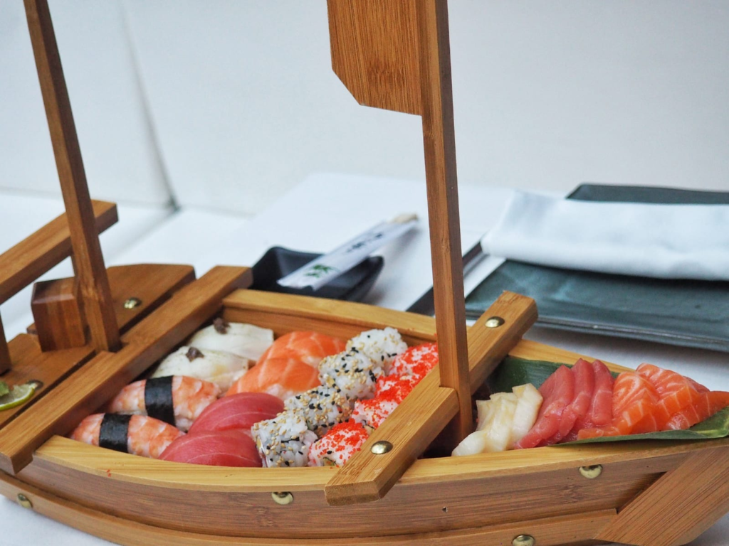 Selección sushi chef (9 cortes de sashimi, 8 unidades nigiri, 8 unidades maki roll)