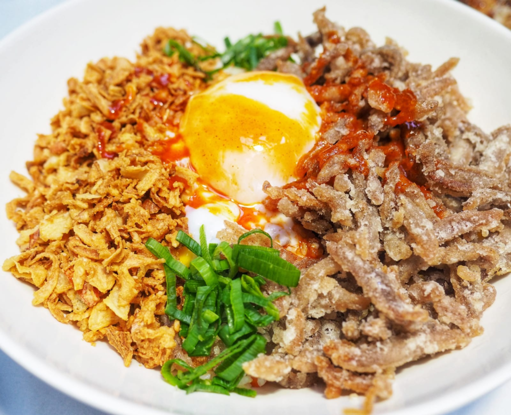 Arroz chaufa 798, pecho de pato, cebolla crunchy, huevo a 65°