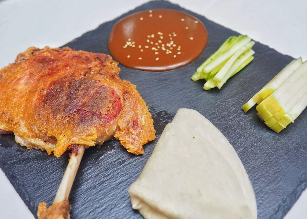 “New style Pekin duck” manzana fuji, hoisin melosa