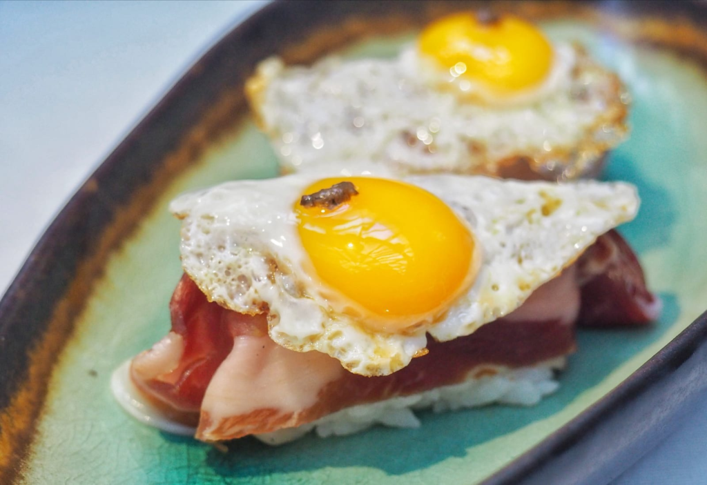 Huevos con jamón y trufa