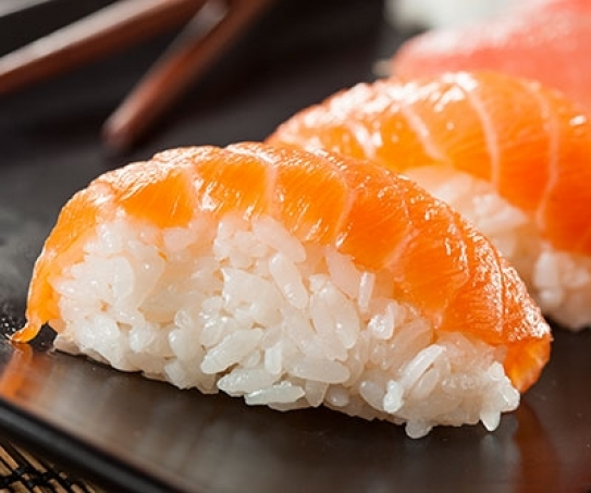 Salmón nigiri (2 unidades sobre arroz)