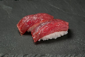 Atún nigiri (2 unidades sobre arroz)