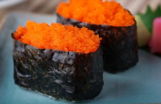Gunkan de tobiko nigiri (2 unidades sobre arroz)