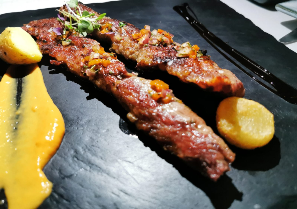 Lagarto ibérico al carbón de encina y salsa fresca de ají amarillo