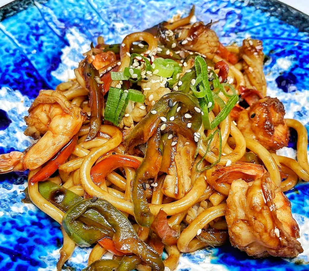 Tallarines udon al wok con vegetales y mariscos