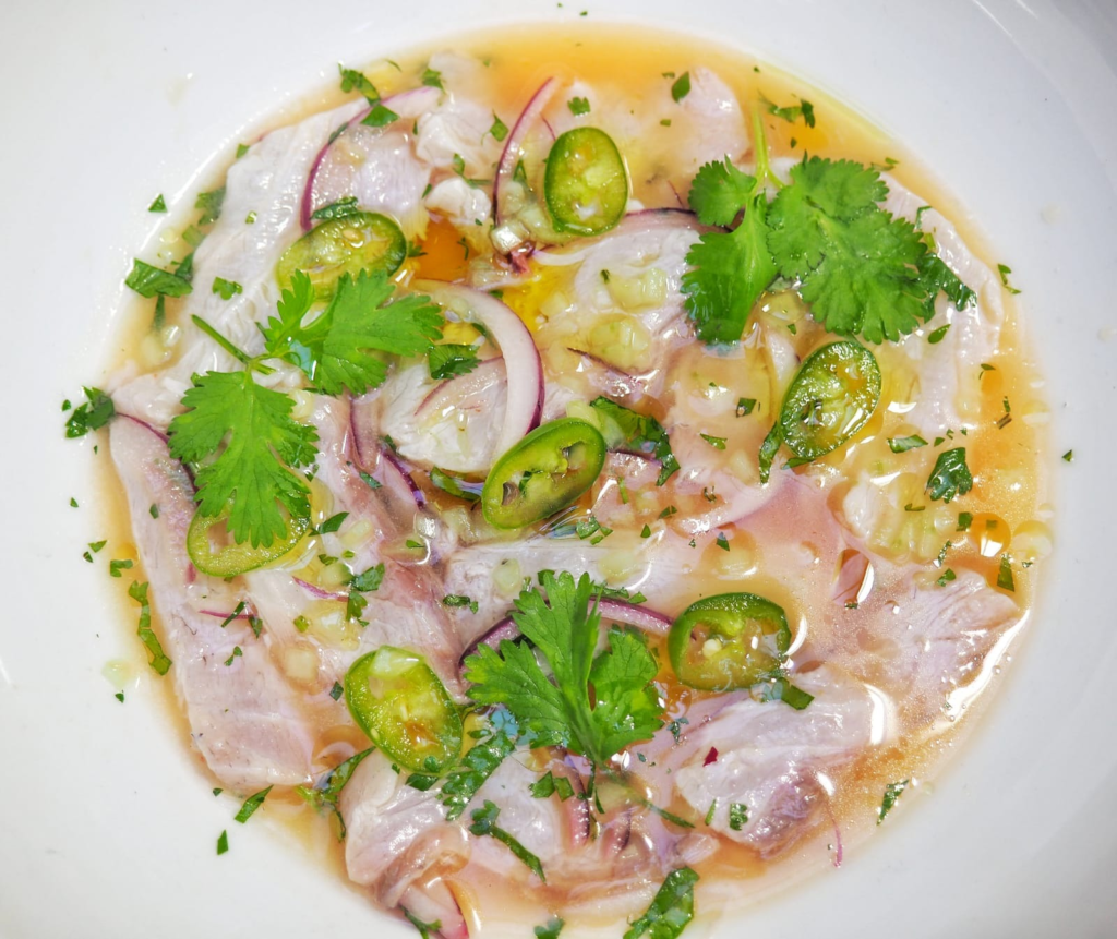 Tiradito de corvina con leche de tigre, maracuyá y jalapeño