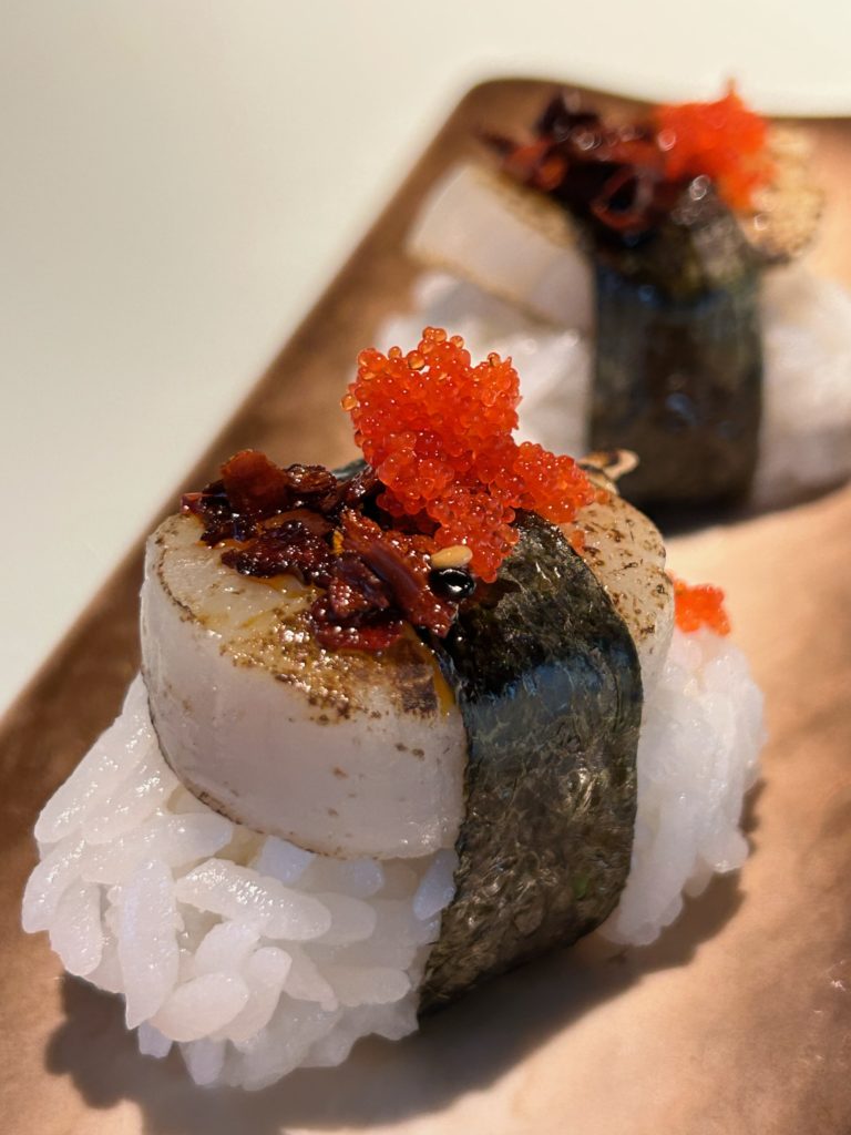 Nigiri Hotate tobiko y Alioli japonés