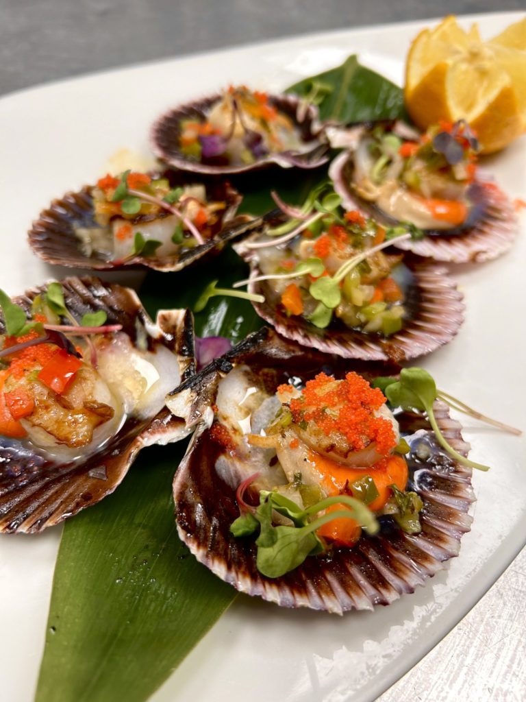 Zamburiñas a la plancha, sofrito, tobiko y aji amarillo